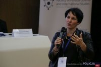 przedstawia jedną z prelegentek na konferencji – dr Joannę Stojer  - Polańską, która przemawia do mikrofonu stojąc