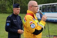 Na zdjęciu komentujący wydarzeni  rozgrywające się przed oczami obserwatorów manewrów – ks. Radosław Kubeł – koordynator GR Nadzieja oraz nadkom. maciej zakrzewski z KWP BIałystok