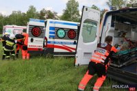 Na zdjęciu widoczne są trzy ambulanse podczas akcji ratowniczej poszkodowanych  w wypadku