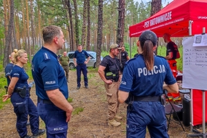 policjanci podczas akcji poszukiwczej