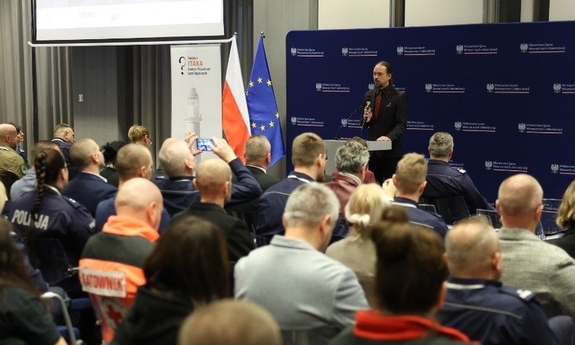 Męczyna przemawia do zgromadzonych na sali gości konferencji.